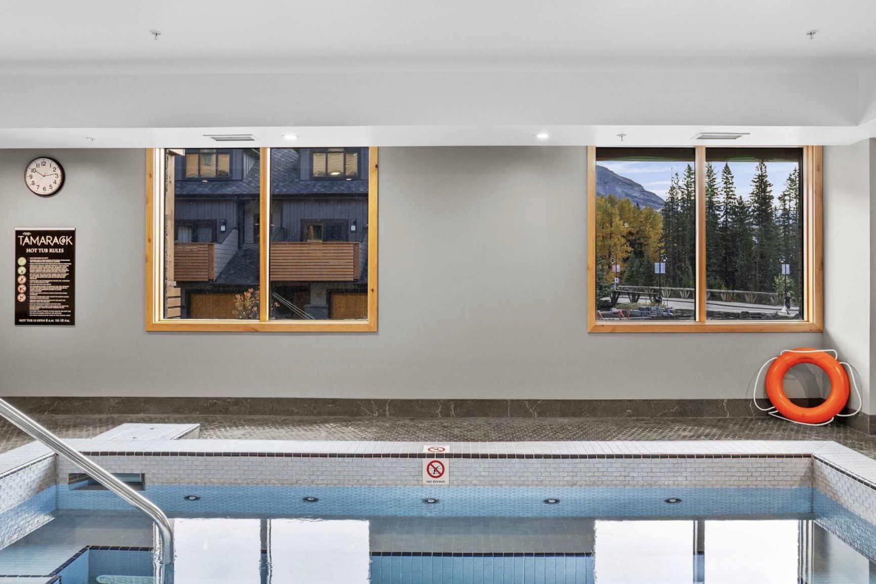BergTraum building indoor hot tub